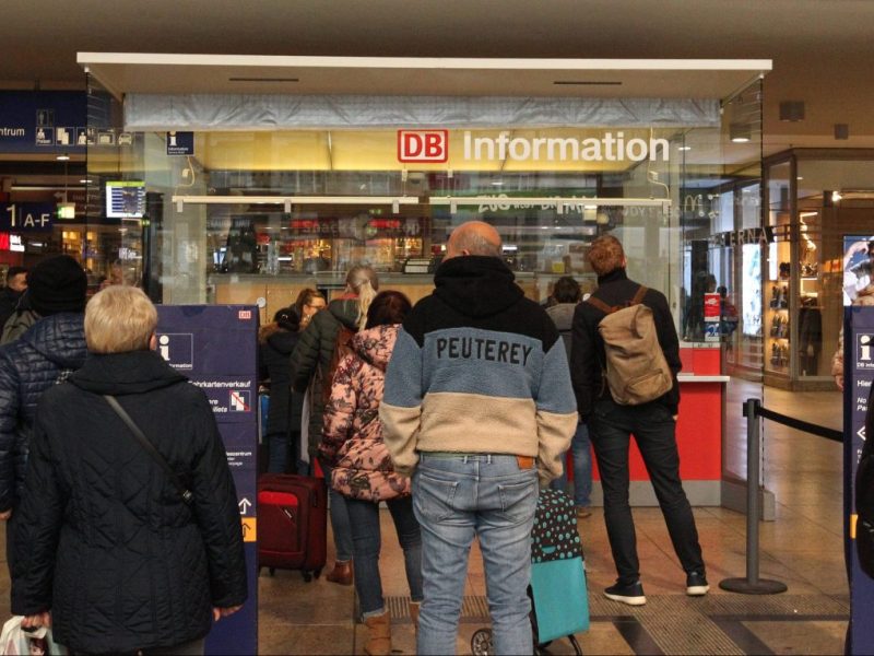 Deutsche Bahn Kunden vor DB Info