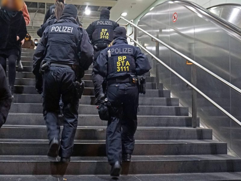 Essen Hauptbahnhof Beamte der Bundespolizei
