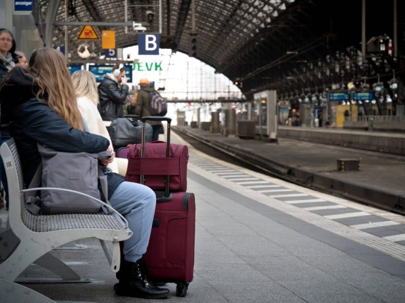 Deutsche Bahn Fahrgäste warten