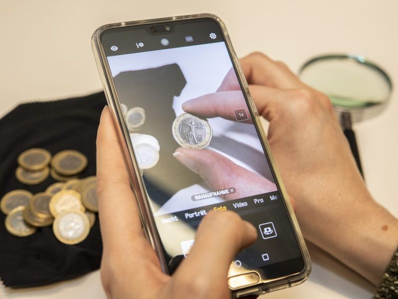 Portemonnaie gefüllt mit Münzen Smartphone Foto