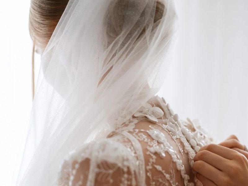 Hochzeit Braut zieht Kleid an