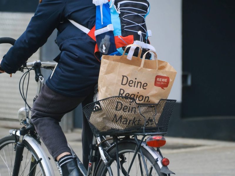 Rewe Einkaufstüte auf Fahrrad
