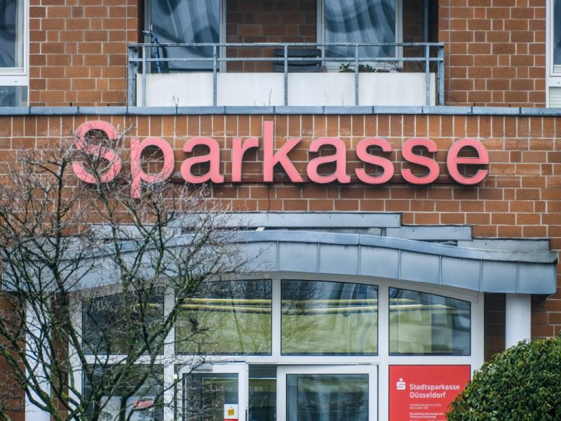 Sparkasse, Volksbank und Co.: Bei der Erstattung der Gebühren gibt es jetzt Probleme.