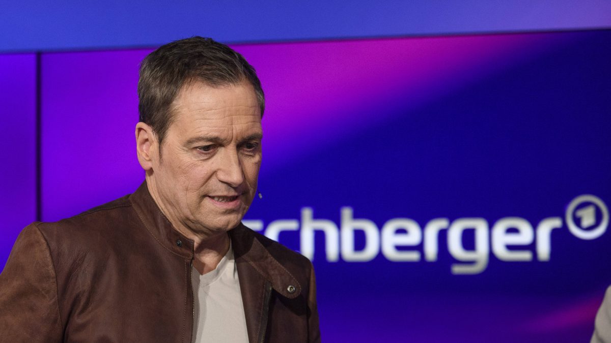 Dieter Nuhr mischt sich gerne in politische Debatten ein. Warum er seine Meinung zum Ukraine-Krieg geändert hat, erklärt er bei 