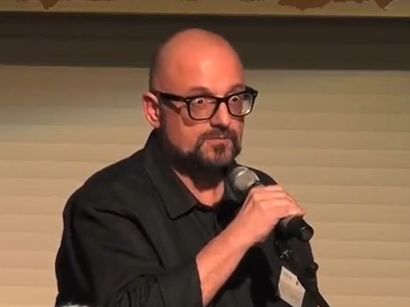 AfD-Politiker Süßmann wird von Kretschmer rasiert.