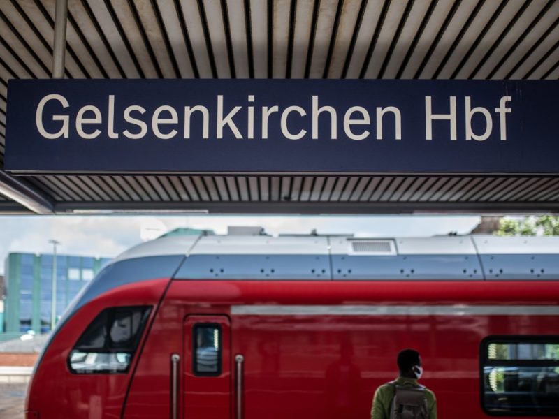 Zug am Gelsenkirchener Hauptbahnhof