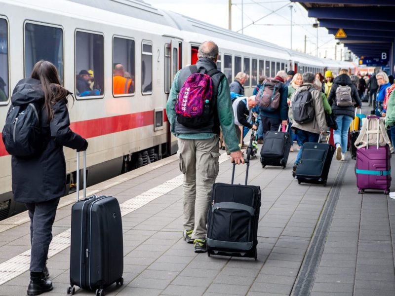 Deutsche Bahn ICE Bahnhof Reisende mit Gepäck