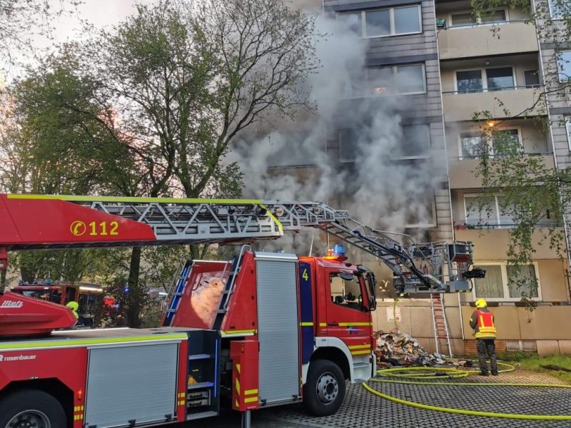Gelsenkirchen Brand in Wohnung Feuerwehrwagen Feuerwehr