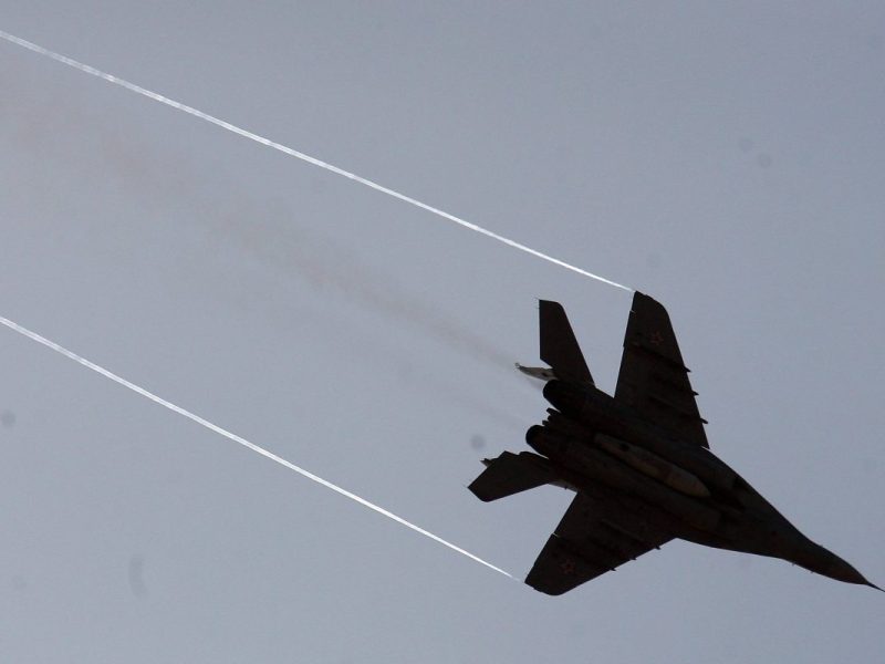 Kampfjet am Himmel zieht Kondensstreifen