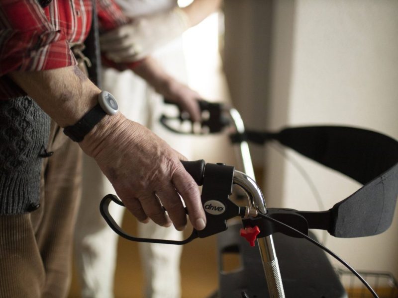 Menschen im Alter sind oft auf spezielle Wohnungen angewiesen. Eine aktuelle Studie zeigt den dringenden Bedarf davon.