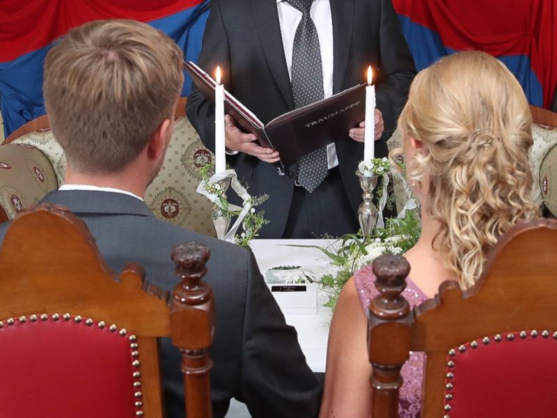 Hochzeit in NRW Braut und Bräutigam beim Standesamt