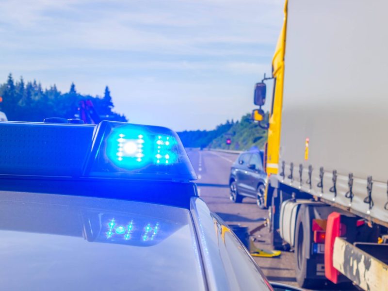 Lkw Polizeiauto mit Blaulicht Unfall Autobahn