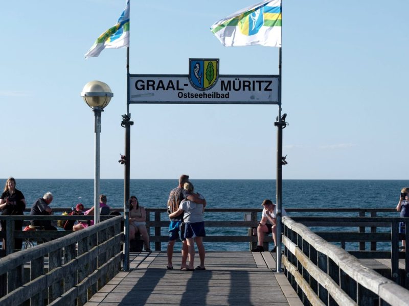 Urlauber an der Ostsee auf der die Seebrücke von Graal-Müritz