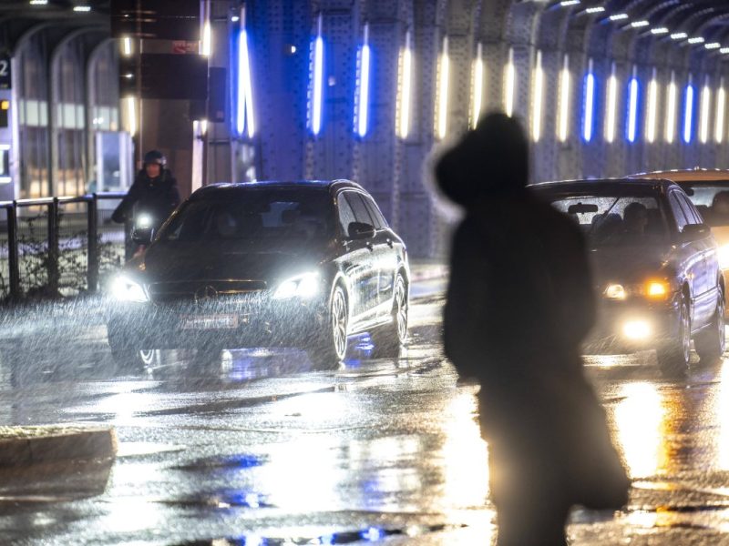 Wetter in NRW Regen Essen Hauptbahnhof Autos und Fußgänger auf nassen Straßen