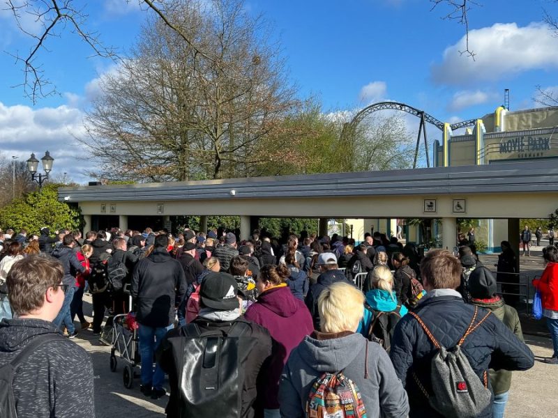 Movie Park Eingang mit vielen Besuchern in der Warteschlange