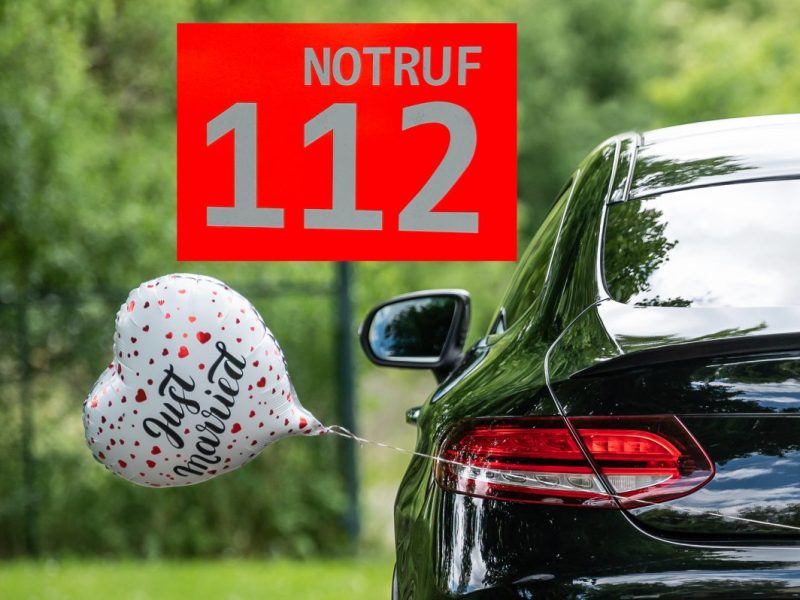 Hochzeit Luftballon Just Married in Herzform an Auto Notruf 112 Symbolbild