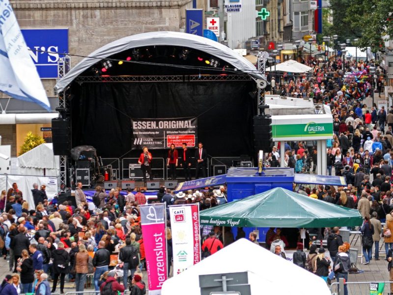 Essen Original Bilder aus dem Jahr 2013, Menschenmenge und Bühne am Willy-Brandt-Platz