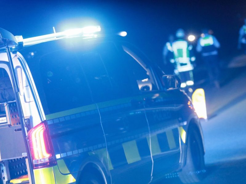 Unfall Polizei dunkel Blaulicht Einsatzkräfte
