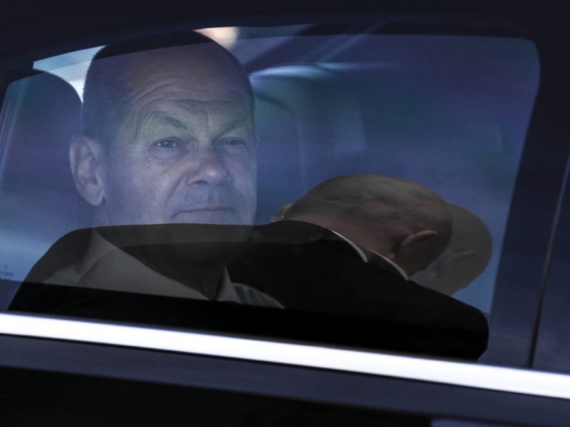 Ein Mann kommt Bundeskanzler Olaf Scholz gefährlich nah. Bevor er in den Regierungsflieger steigt, kommt es zu einer brenzligen Situation auf dem Rollfeld.