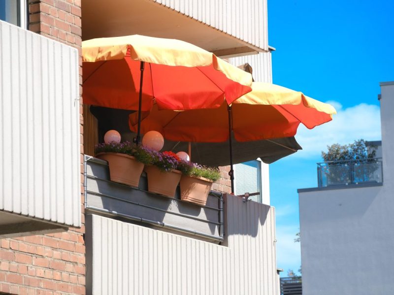 Balkon mit Pflanzen und Sonnenschirmen