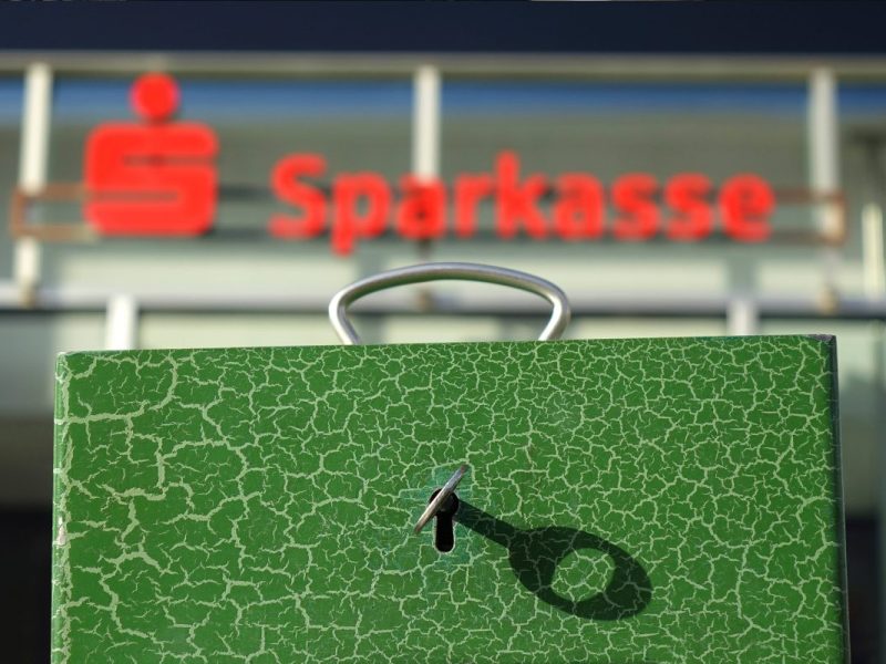 Sparkassen-Logo, Spardose mit Schlüssel