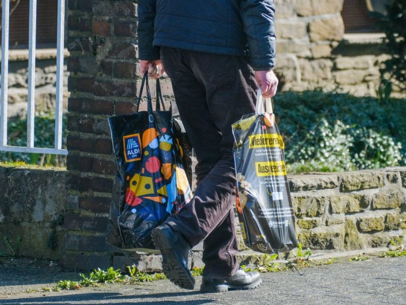 Kunde mit Aldi-Süd-Einkaufstasche