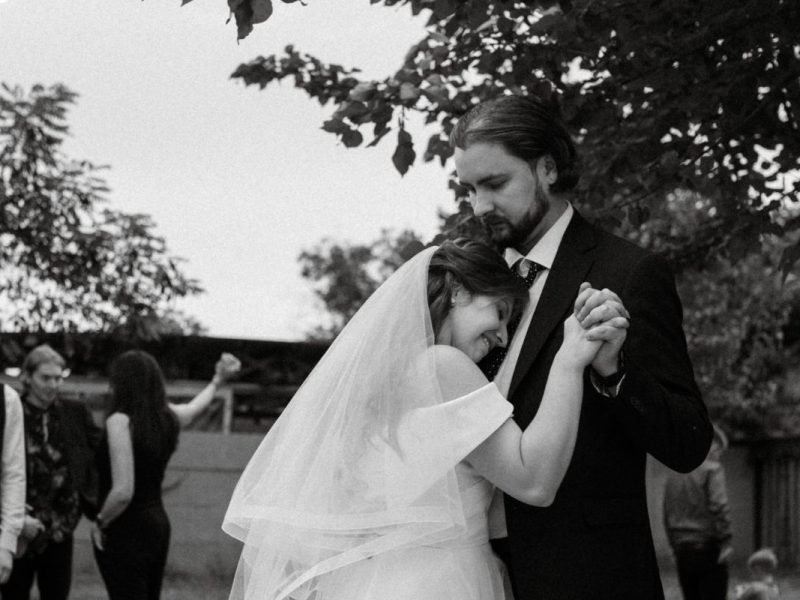 Hochzeit Braut und Bräutigam tanzen schwarz-weiß