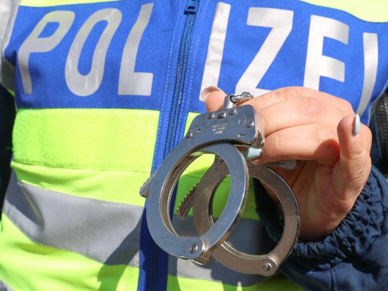 Polizist mit Handschellen