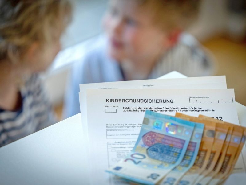 Familienministerin plant eine Kindergrundsicherung für 2025. Und, obwohl diese im Koalitionsvertrag vereinbart ist, blockiert Christian Lindner.