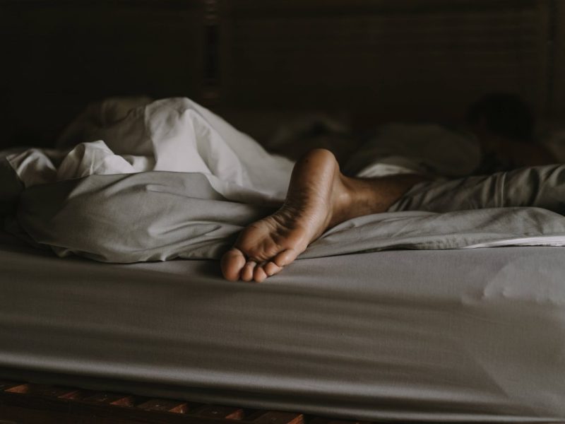 Einem Hotel-Gast ist in Amerika ein wahres Ekel-Erlebnis widerfahren. In der Nacht spürte der Mann etwas an seinem Bett-Ende.