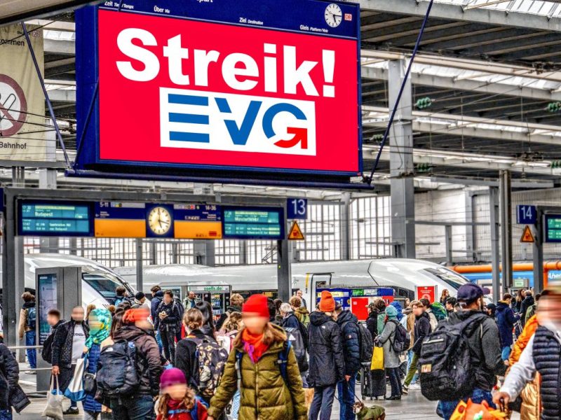 EVG Mega-Streik auf Anzeigetafel, Reisende, Züge im Bahnhof