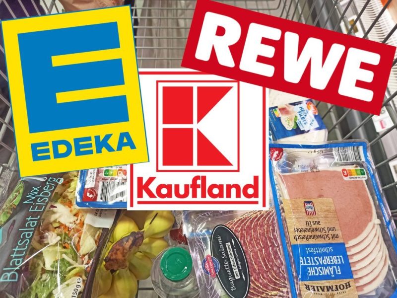 Kaufland, Edeka und Rewe-Logo auf einem vollen Einkaufskorb