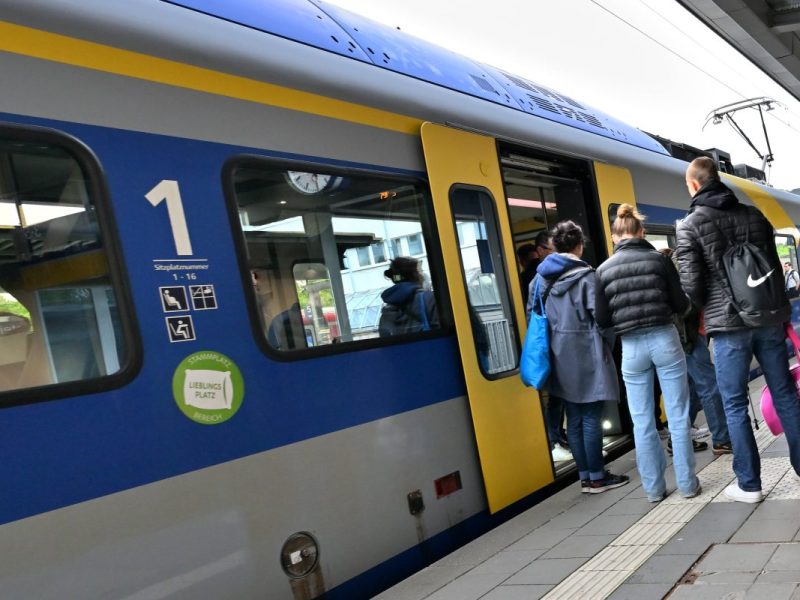 Fahrgäste steigen in eine Bahn ein