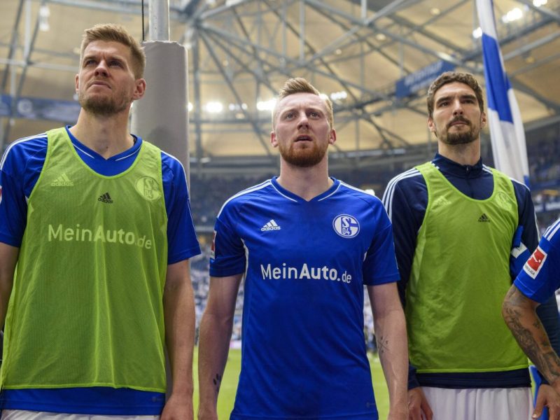 Schalke S04 Spieler (Gelsenkirchen) beim Spiel gegen Eintracht Frankfurt blicken Grimmig schräg über die Kamera hinweg