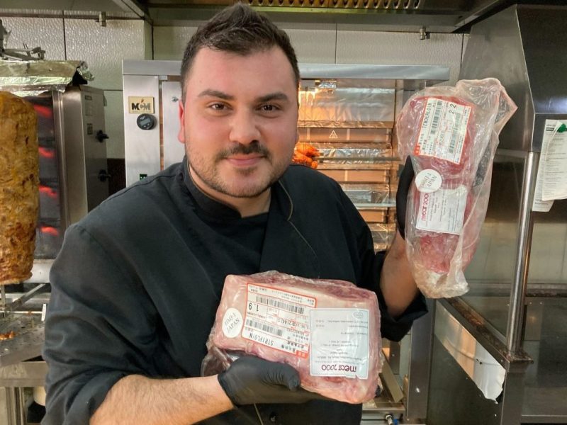 Bochumer Imbiss-Betreiber Nuh Dogan hält Wagyu-Fleisch