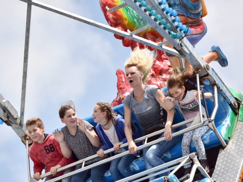 Frau mit Kindern in Fahrgeschäft auf der Sterkrader Fronleichnamskirmes in Oberhausen