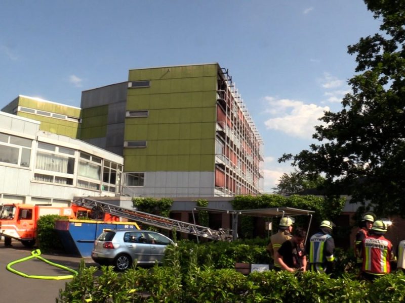 Essen: Bei einem Brand in einer Klinik wurde ein Mitarbeiter lebensgefährlich verletzt.