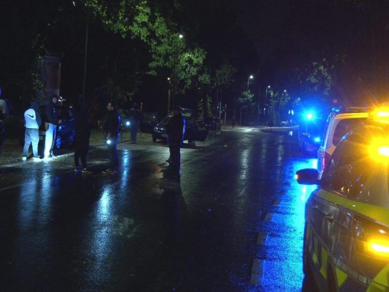 Duisburg Polizei mit Tatverdächtigen auf Straße