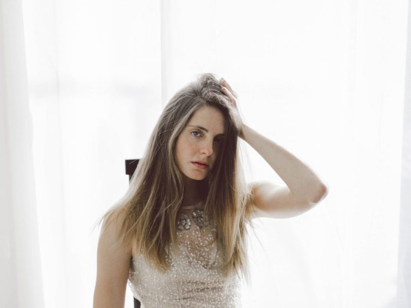 Braut hält sich den Kopf