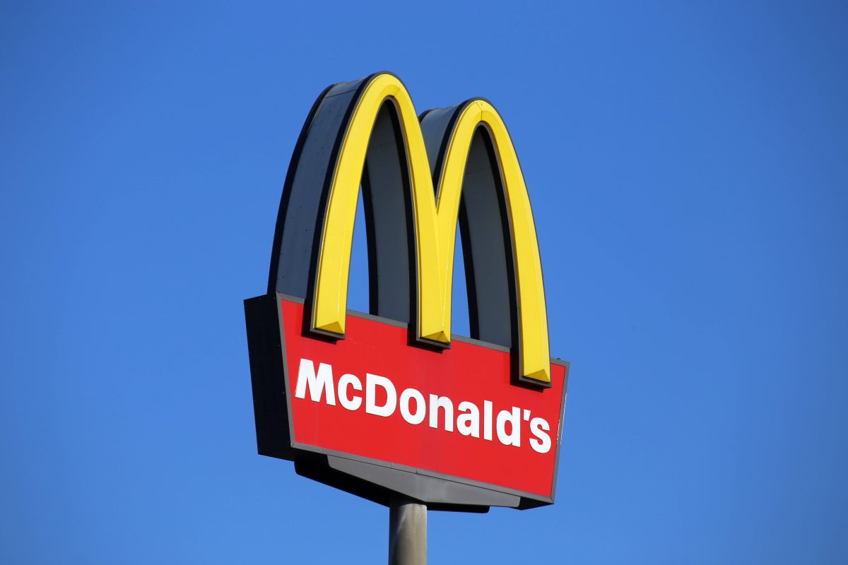 Eine Frau zeigt sich auf TikTok fassungslos als sie herausfindet, was in einem beliebten Sauce von McDonald's steckt. Auch andere Kunden sind geschockt.