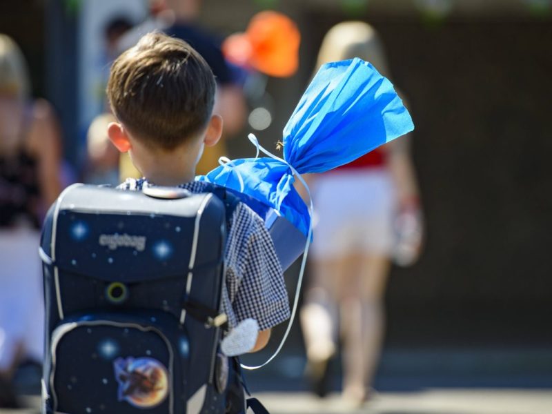 Eine Einschulung ist nicht nur ein emotionaler Moment für viele Familien, sondern oft auch ein kostenintensiver. Wie werden Bürgergeld-Familien unterstützt?