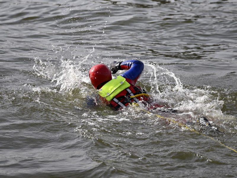 Rettungsschwimmer im Wasser
