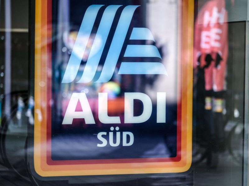 Aldi Süd Schild im Fenster