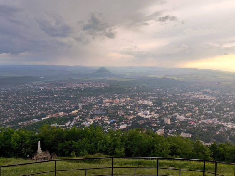 Zusammenbrauender Gewitterhimmel über Stadt