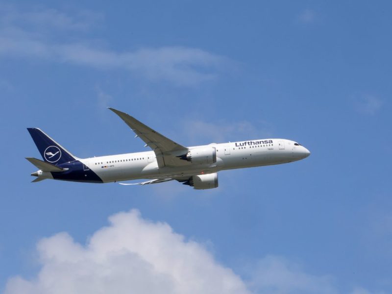 Lufthansa-Flugzeug am Himmel