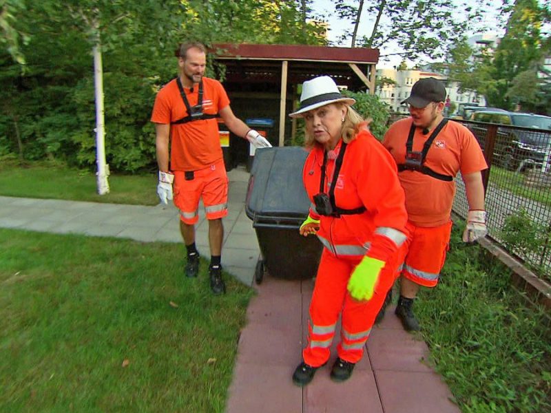 Marijke Amado hiilt bei der Müllabfuhr tatkräftig mit – doch es läuft nicht ganz so, wie sie sich den Einsatz vorgestellt hatte.