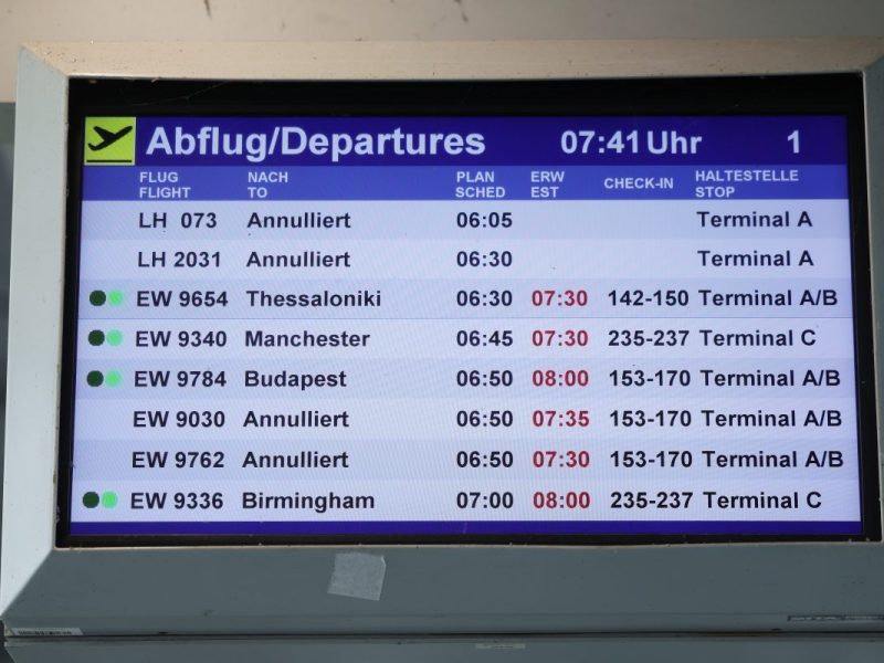 Anflugtafel im Flughafen Düsseldorf zeigt Verspätungen und Ausfälle wegen 