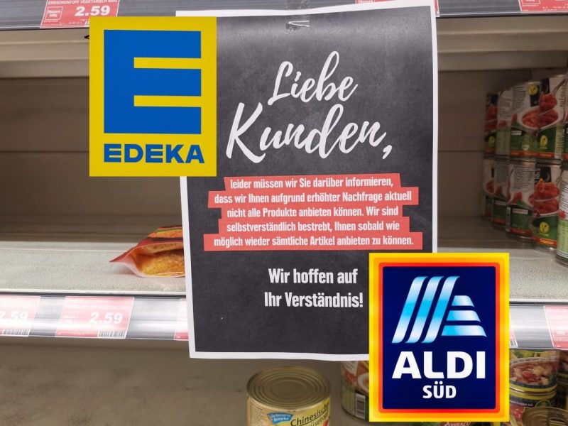 Aldi- und Edeka-Logo vor Zettel in leerem Supermarktregal