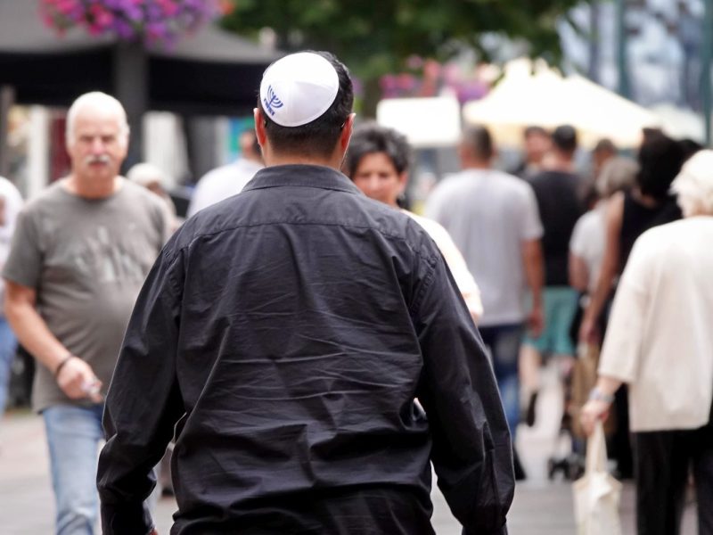 Mann mit Kippa läuft durch Gelsenkirchener Einkaufsstraße