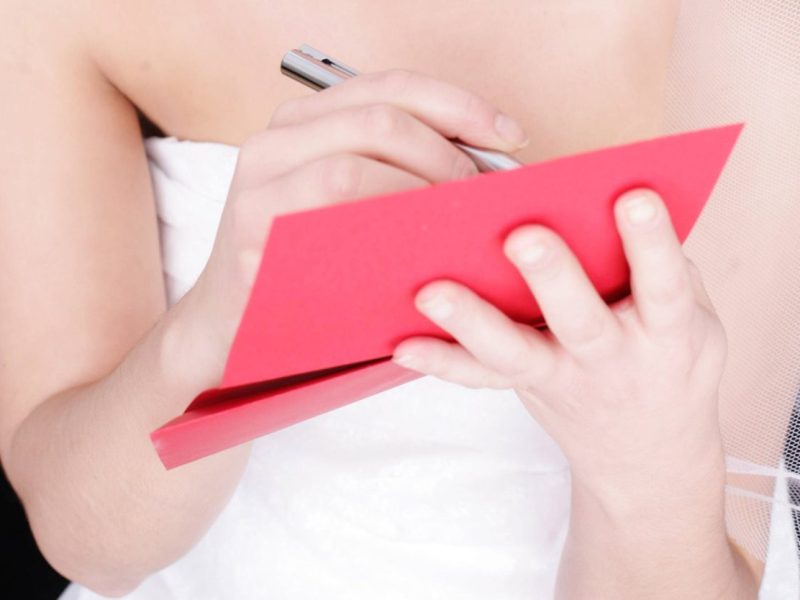 Braut schreibt eine Karte